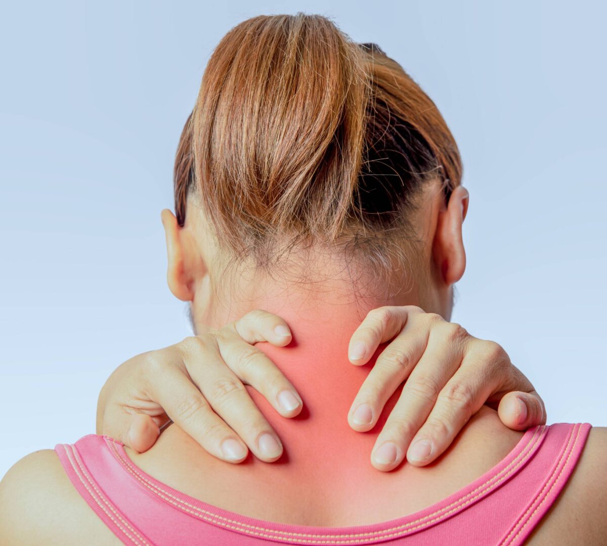 femeie cu dureri în zona cervicala din cauza spondilozei