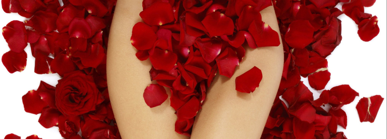o femeie acoperită cu petale roșii