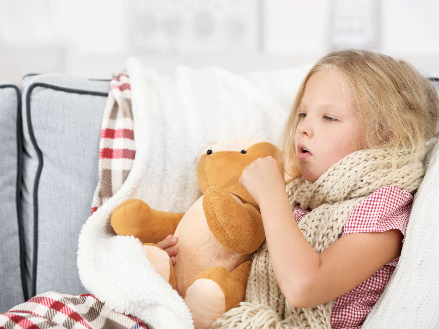 focar de gripă , fetita racita ce sta in pat cu un ursulet de plus in brate