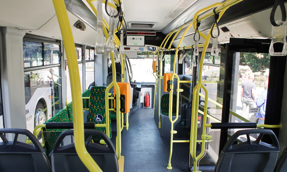 interiorul unui autobuz