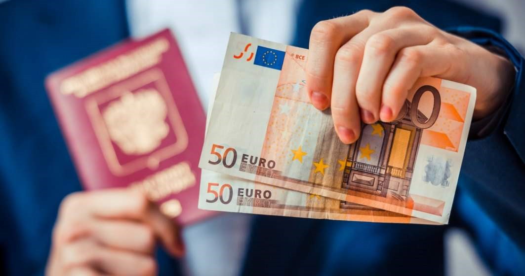 o persoana care tine 100 de euro si un pasaport