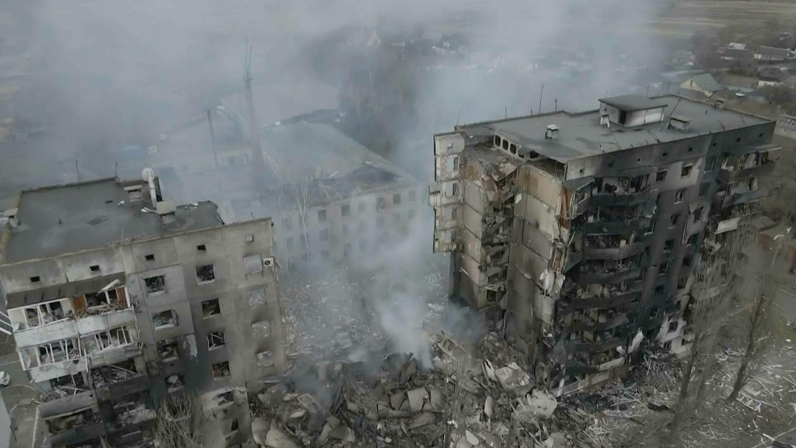 primarul din Borodyanka revoltat, bloc de apartamente distrus de armata rusa