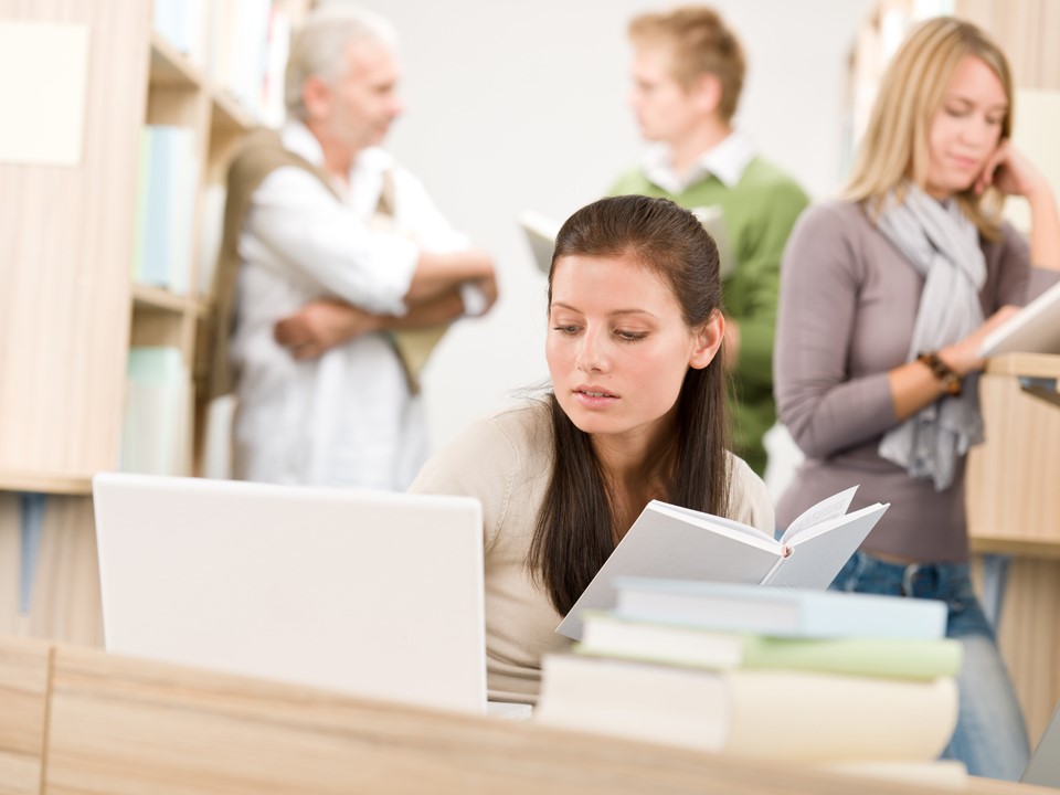 studente care studiaza la biblioteca