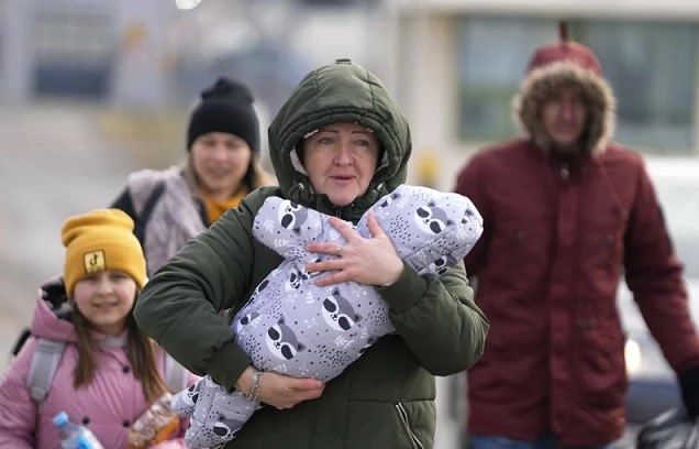 femeie din ucraina care trece vama cu un copil in barte