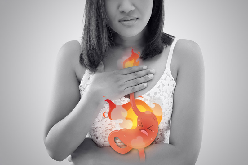 grafica femeie care se tine de gat din cauza refluxului gastroesofagian
