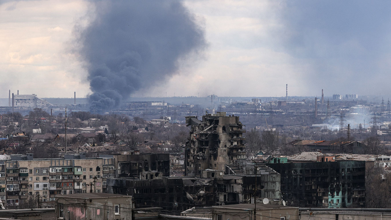 zeci de mii de morţi Mariupol, fum in urma unei explozii provocate de armata rusa in Mariupol