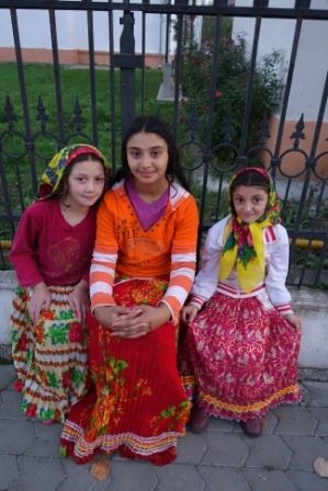 trei copiii de etnie roma in port traditional