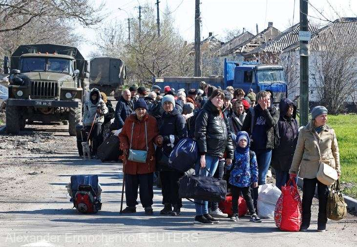  mai multi refugiati ucraiuneni si un tanc in fundal