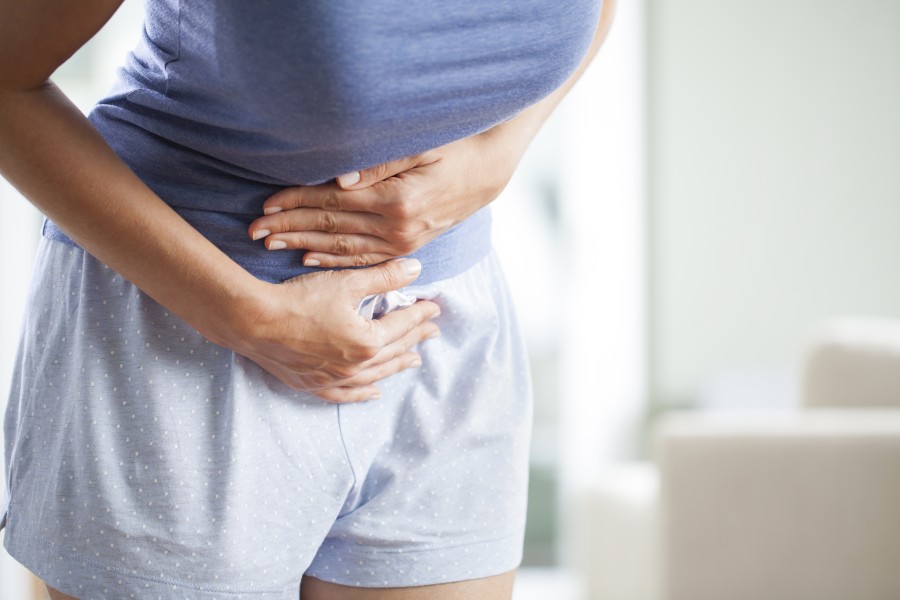 femeie care se tine de josul abdomenului din cauza fibromului uterin