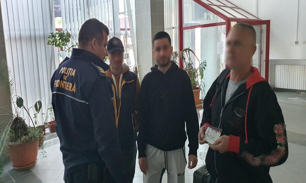  3 indivizi si un agent de la politia de frontiera