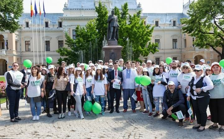  multe persoane în fata primariei iasi