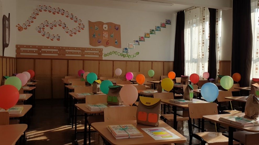  Baloane colorate pe bancile unei clase