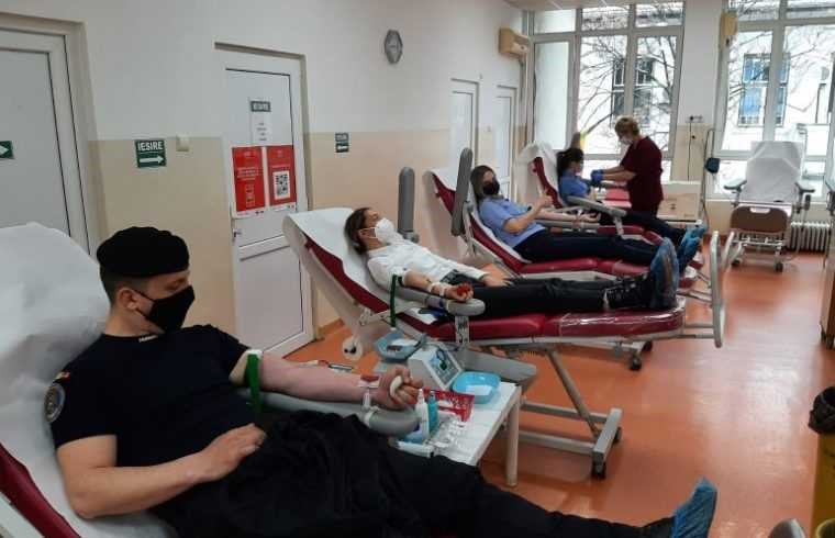 Oamenii donand sange