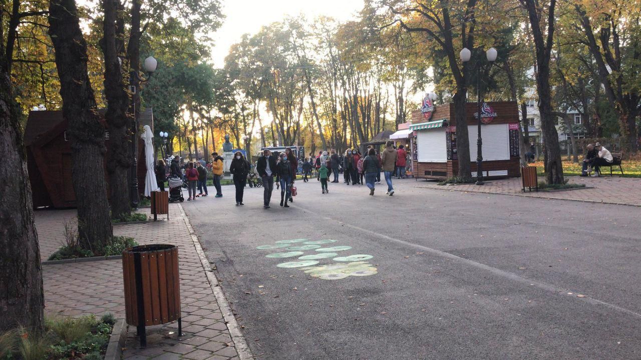  parcul expozitiei din iasi, oameni plimbandu-se