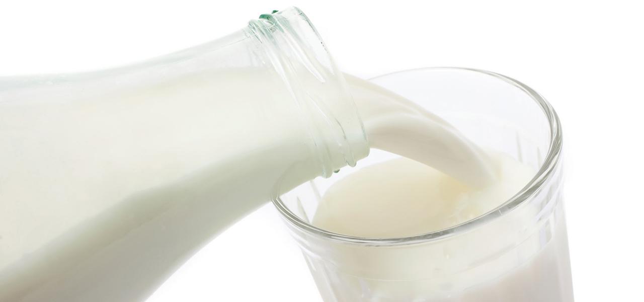 lapte turnat într-un pahar