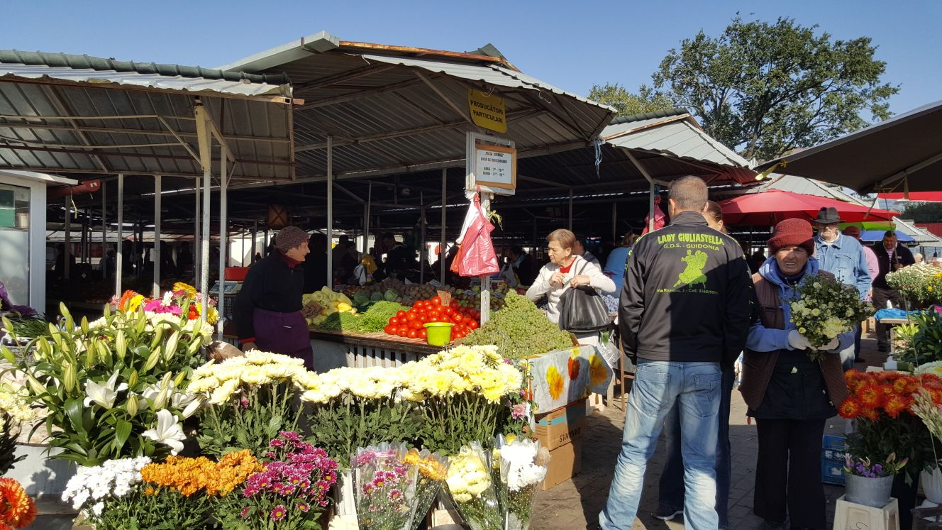tarabe cu flori si legume din piata Chirila
