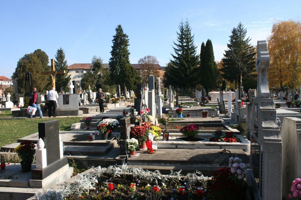 o imagine cu mai multe morminte dintr-un cimitir