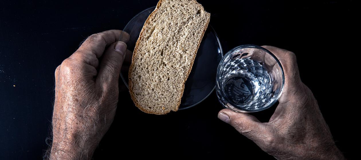 o felie de pâine și un pahar cu apă
