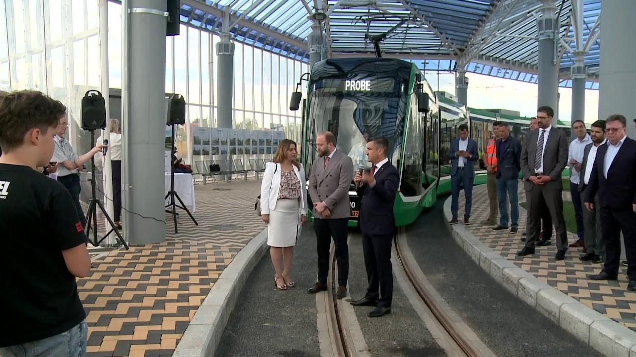 primarul Mihai Chirica si Emrah Dal in fata unui tramvai Bozankaya
