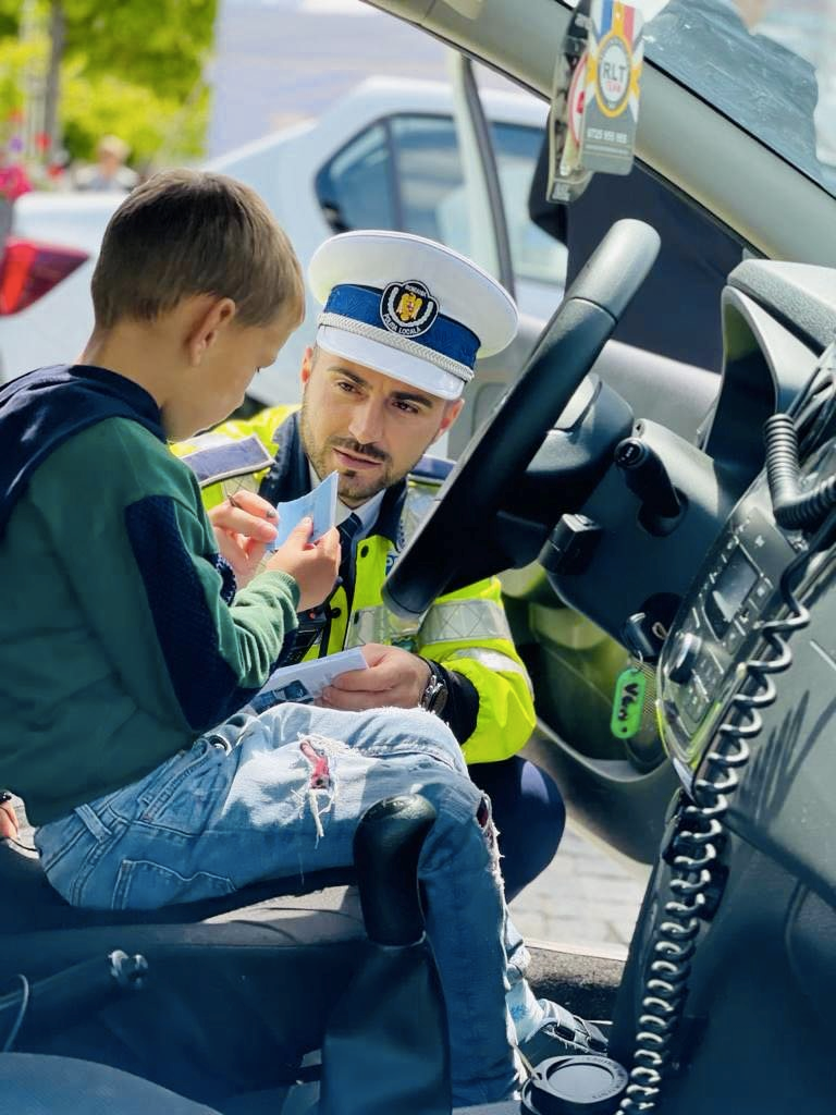 Stefan Mosuc, un politist local si un baiat intr-o masina