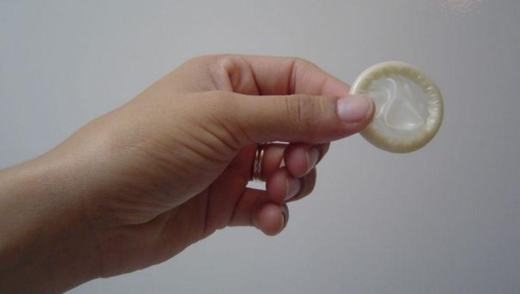  mana care tine un prezervativ