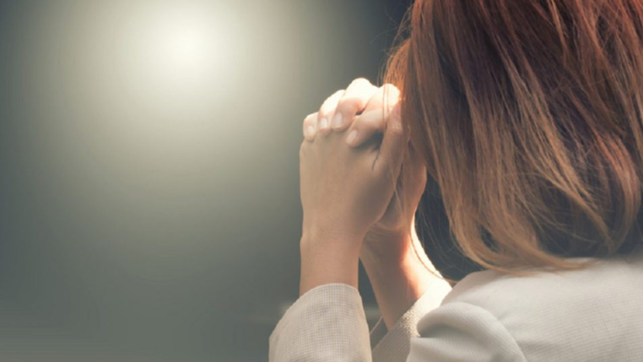 o femeie care se roagă