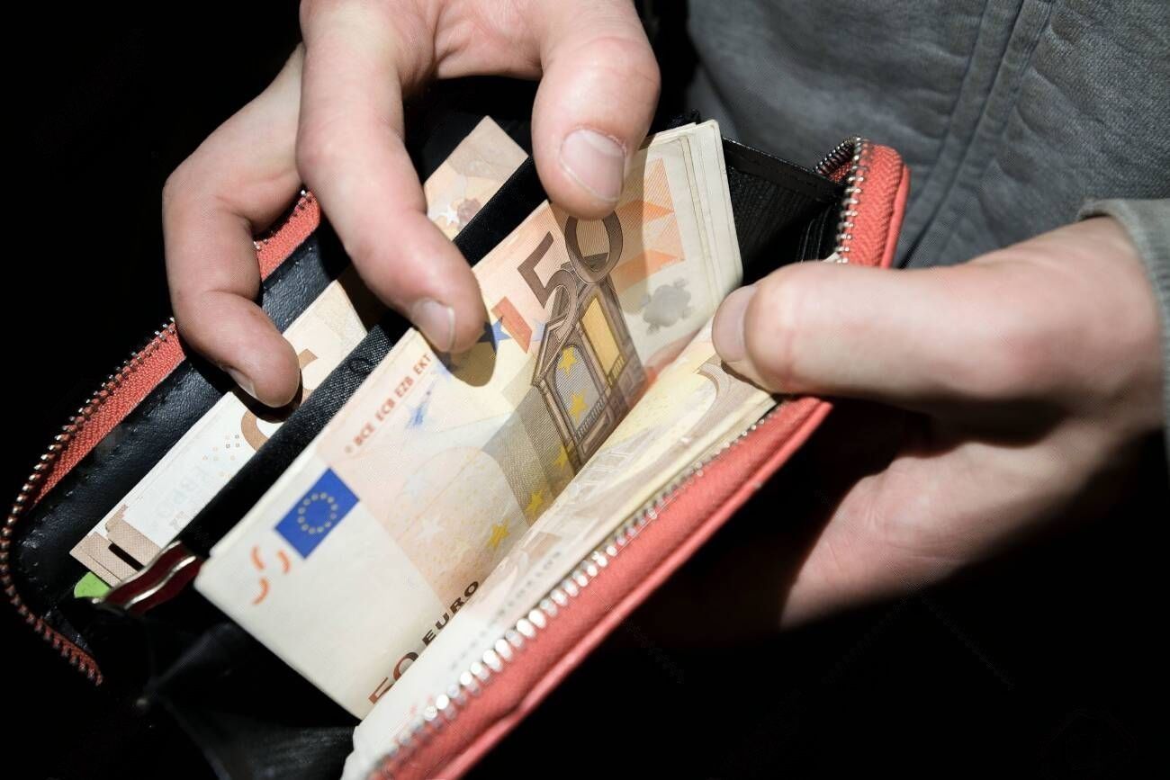 un portofel cu bancnote euro