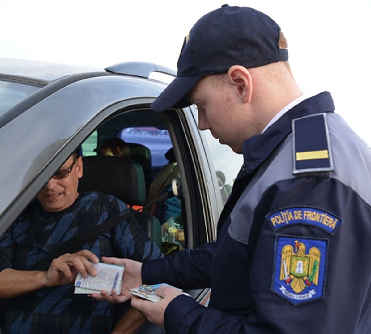  o persoana care ii da actele unui politist de frontiera