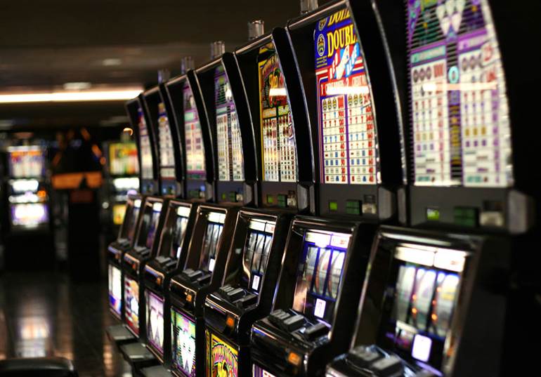 mai multe aparate de jocuri de noroc