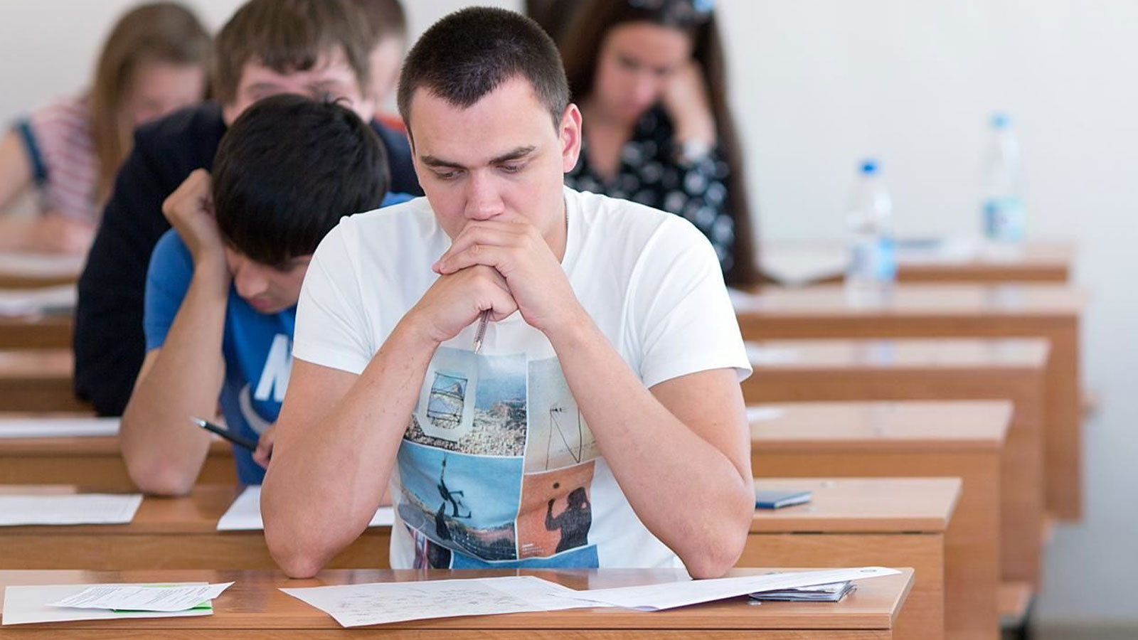 Что значит экзамен в вузе. Внутренние экзамены в вузах. Экзамен в университете. Сессия в университете. Преподаватель вуза.