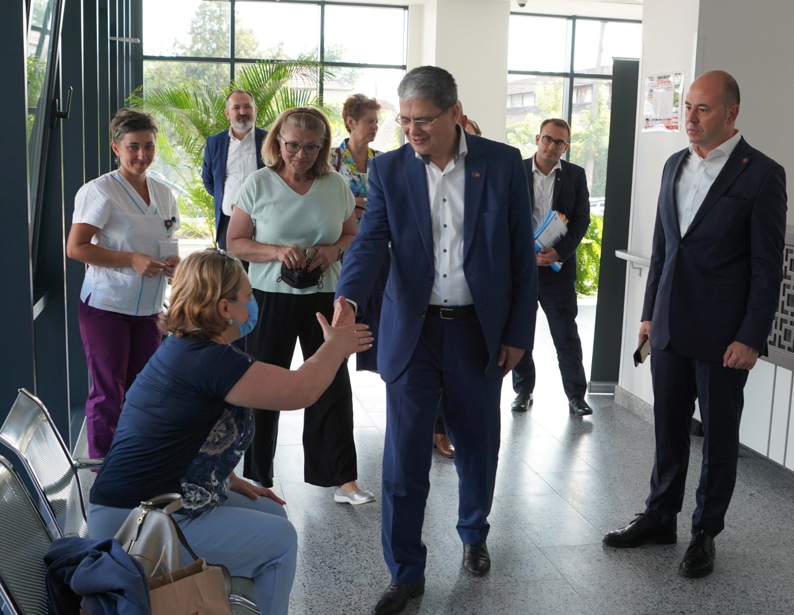 o imagine cu ministrul Marcel Boloș care da mana cu un bolnav