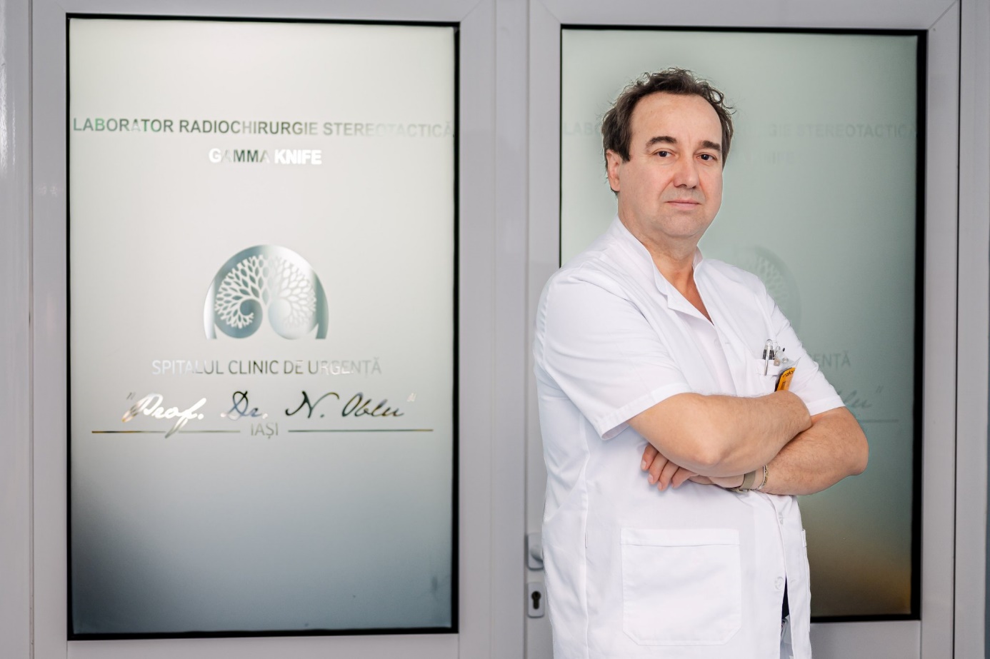 o imagine cu dr. Lucian Eva in timp ce realizeaza o operatie in Laboratorul de Radiochirurgie Stereotactică de tip Gamma Knife Iași