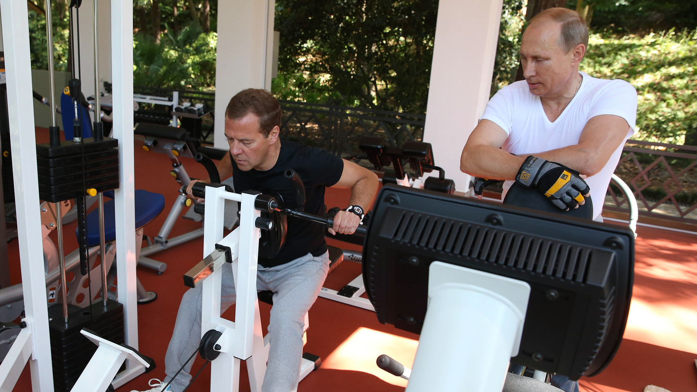 Dmitri Medvedev si Vladimri Putin la sala de fitness