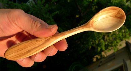 o lingura de lemn