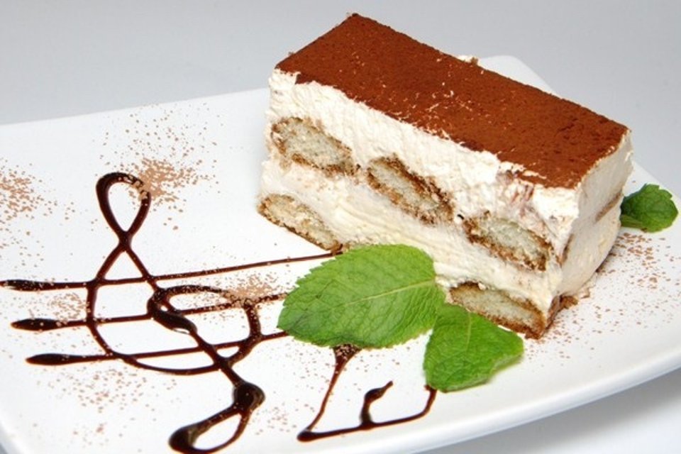 tiramisu pe o farfurie decorata frumos