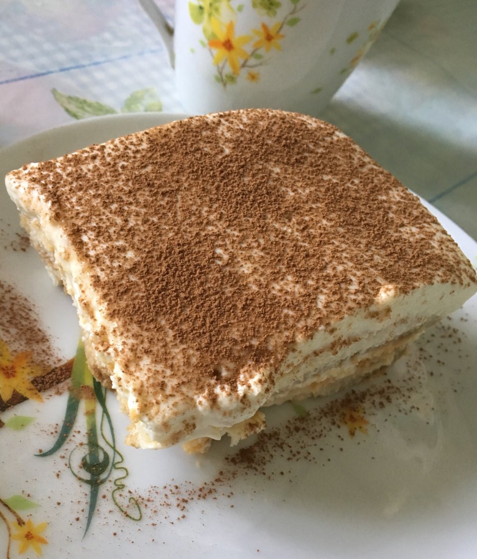 tiramisu pe o farfurie