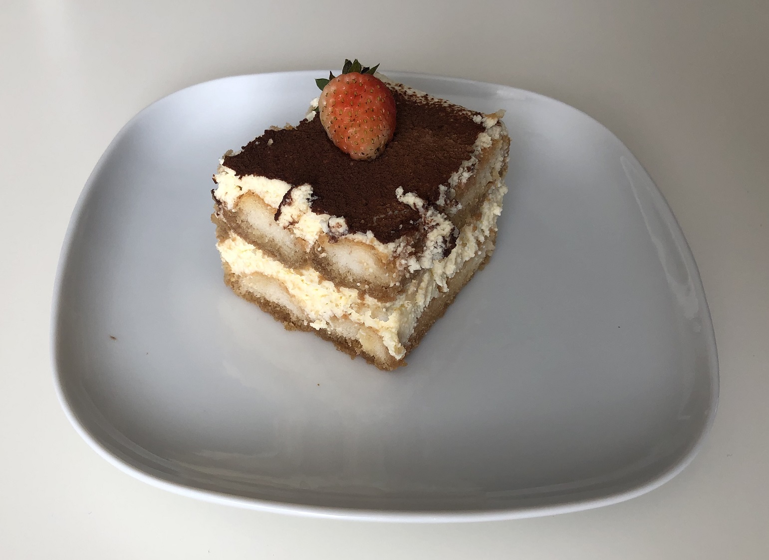 tiramisu pe o farfurie