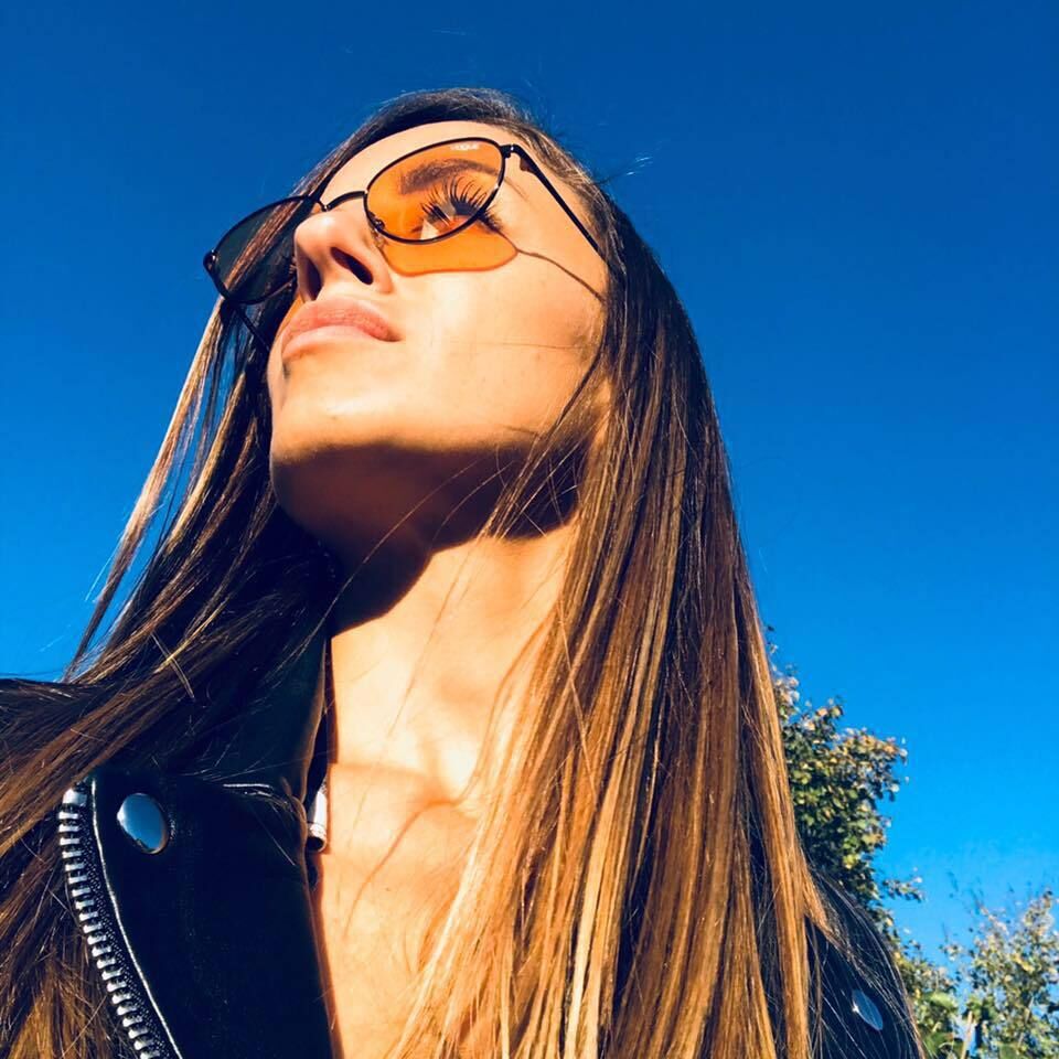 Marijana Veljovic cu ochelari de soare și geacă neagră