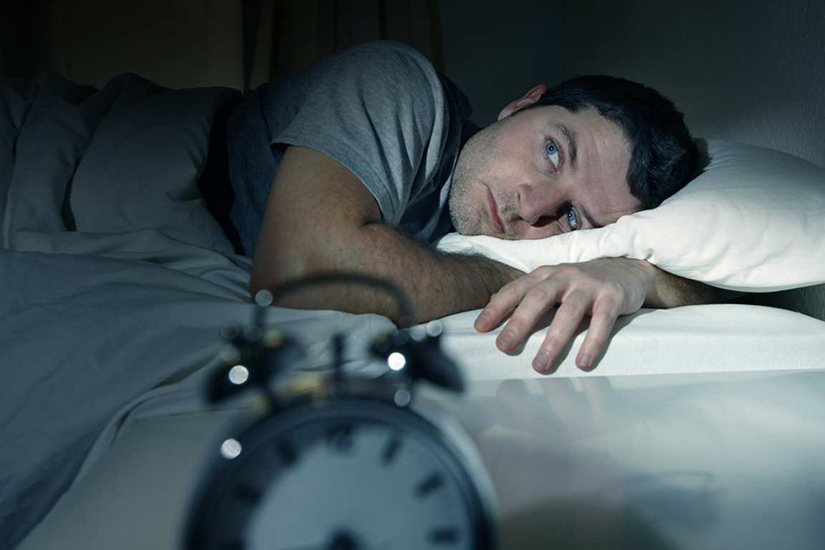 un bărbat care suferă de insomnie