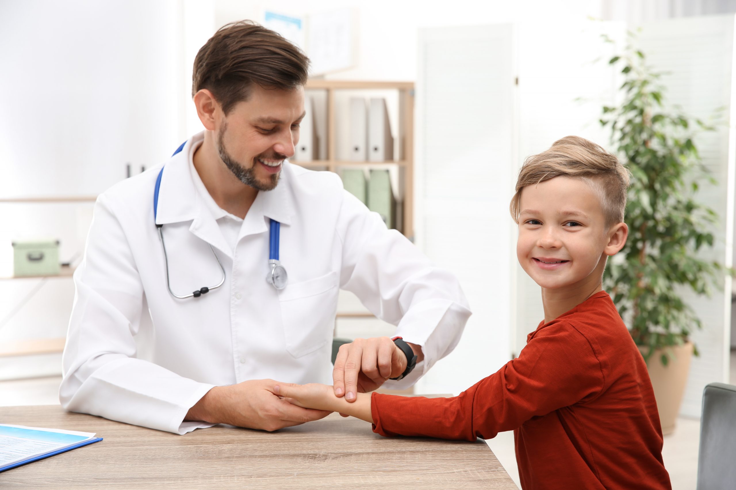 medic care verifica pulsul unui baietel