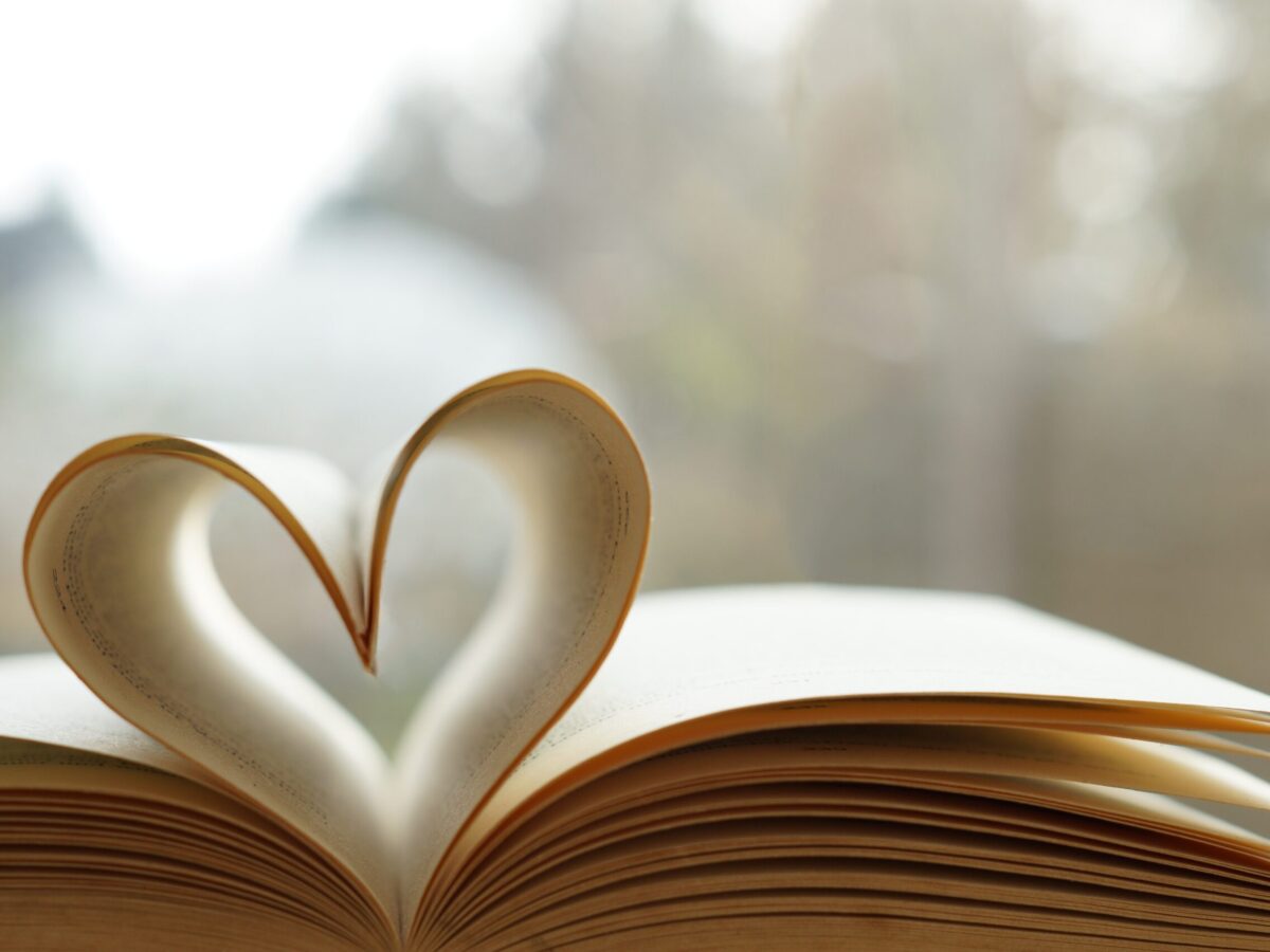 o carte ale cărei pagini formează o inima