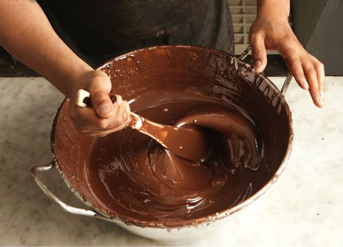un bol în care se amestecă ciocolata de casă