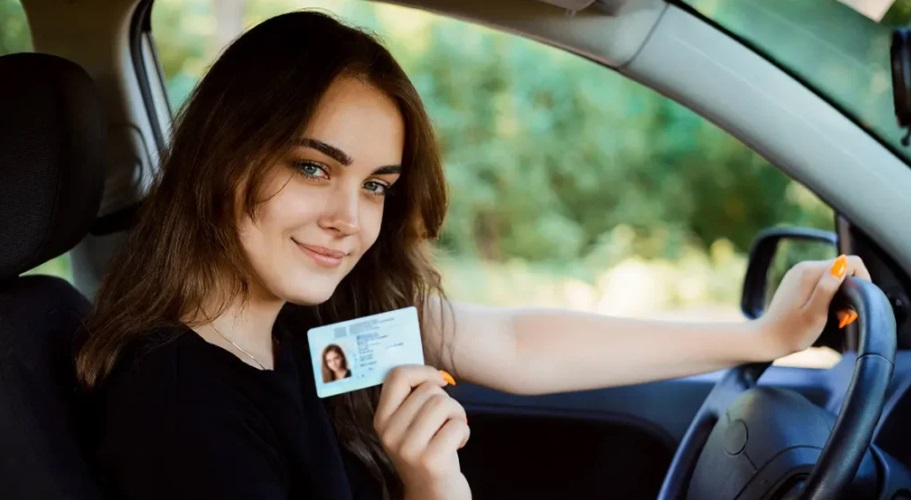 o imagine cu o femeie care tine in mana un permis auto