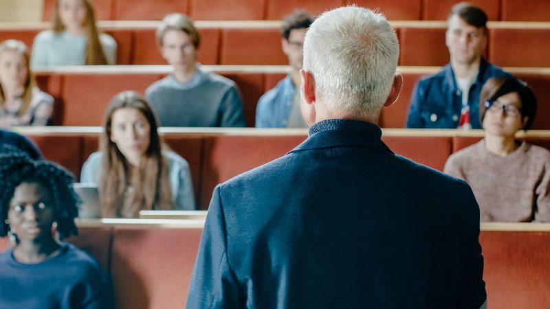 un profesor universitar cu spatele