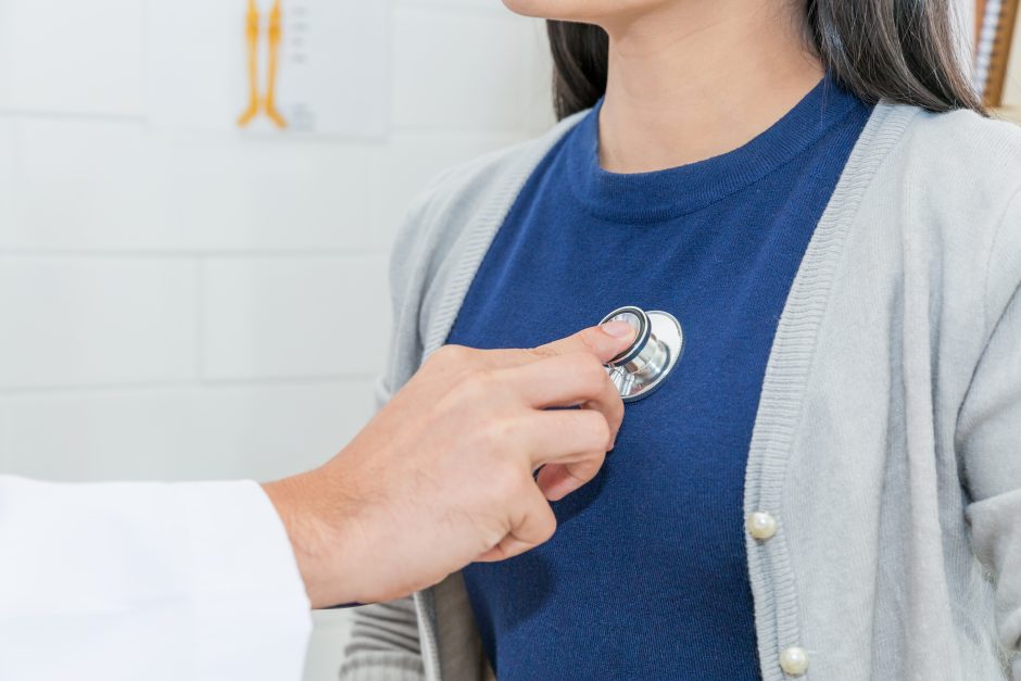 medic care asculta cu un stetoscop inima unei femei