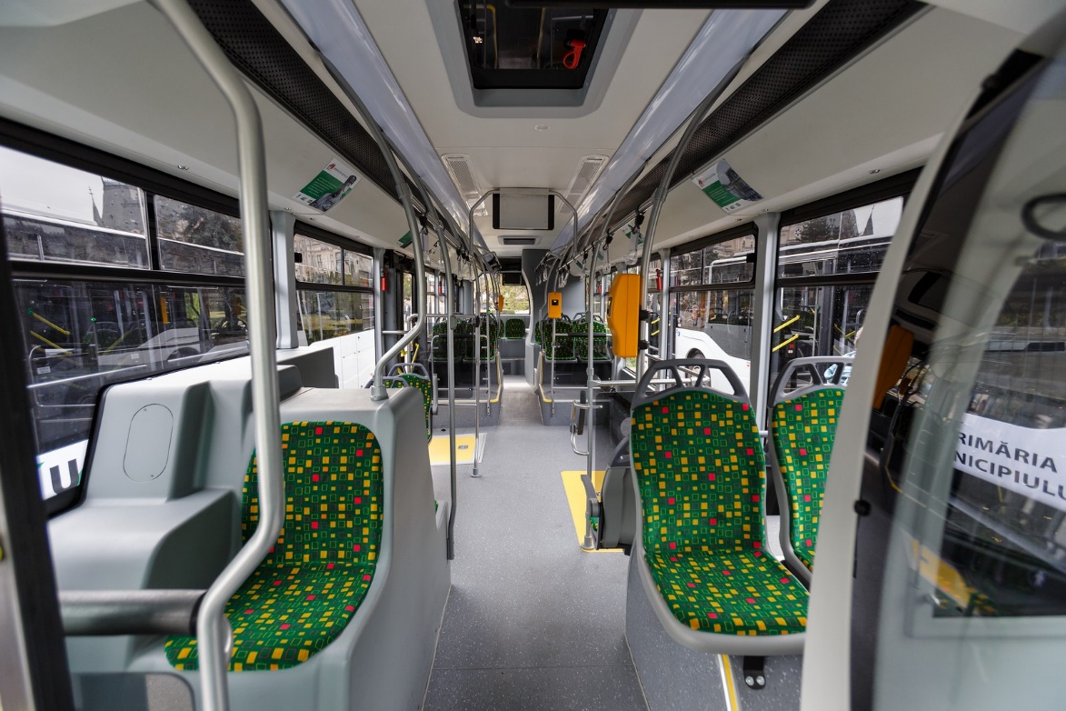 interior verde de autobuz