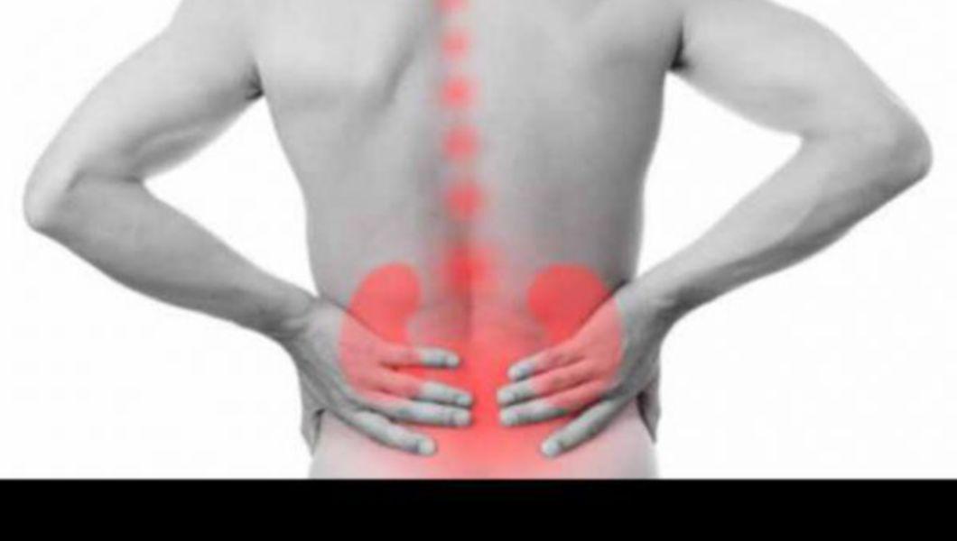 grafica persoana care se tine de spate din cauza durerii provocate de rinichi