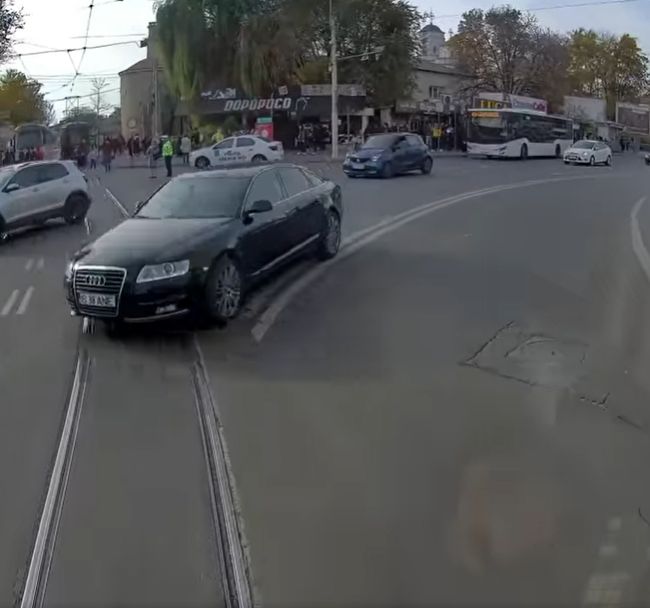 un autoturism Audi care traverseaza linia de tramvai