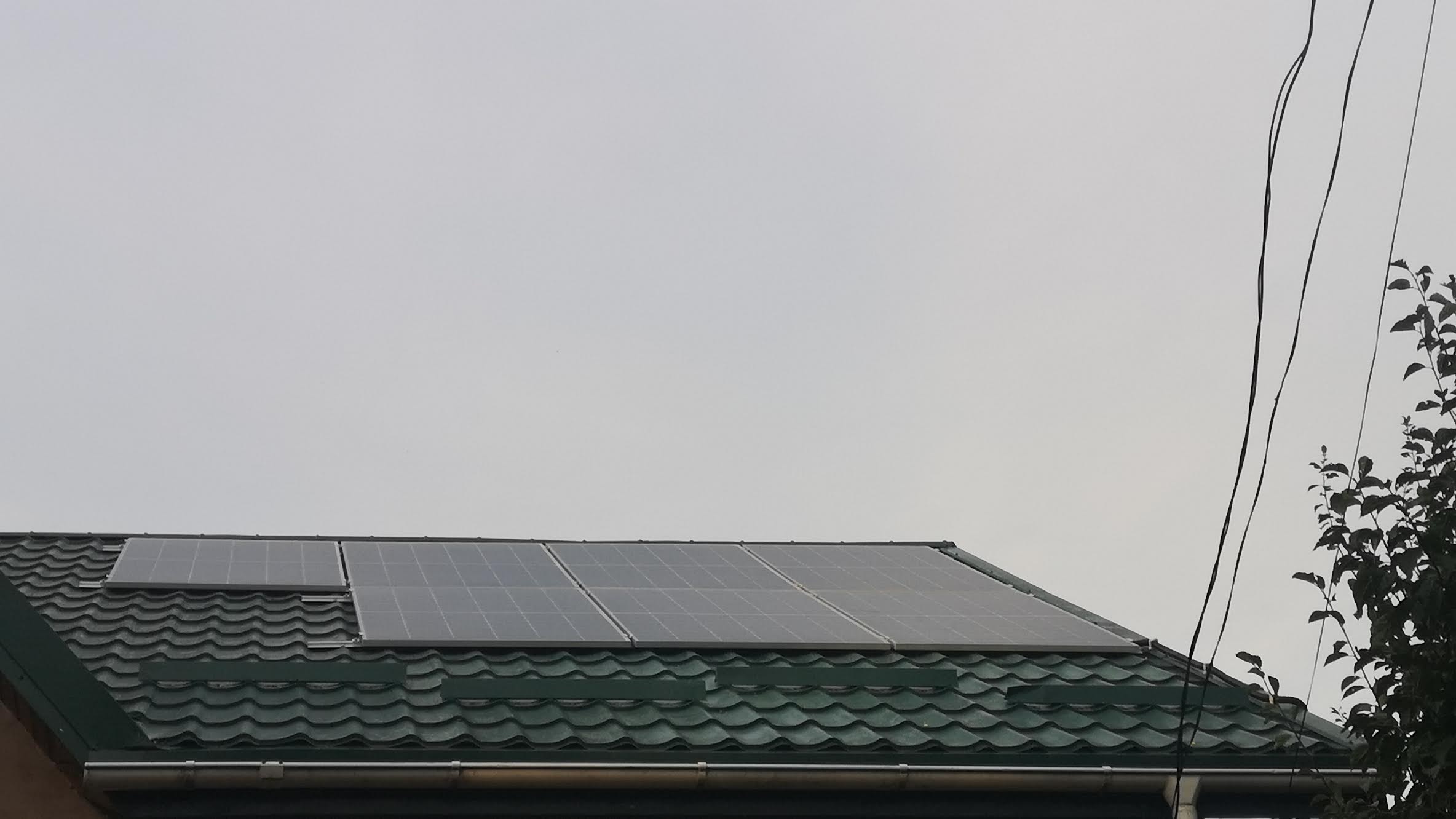 acoperis casa cu panouri fotovoltaice