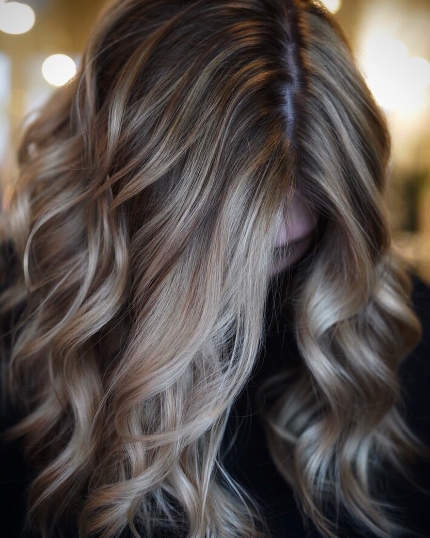 femeie vopsita balayage